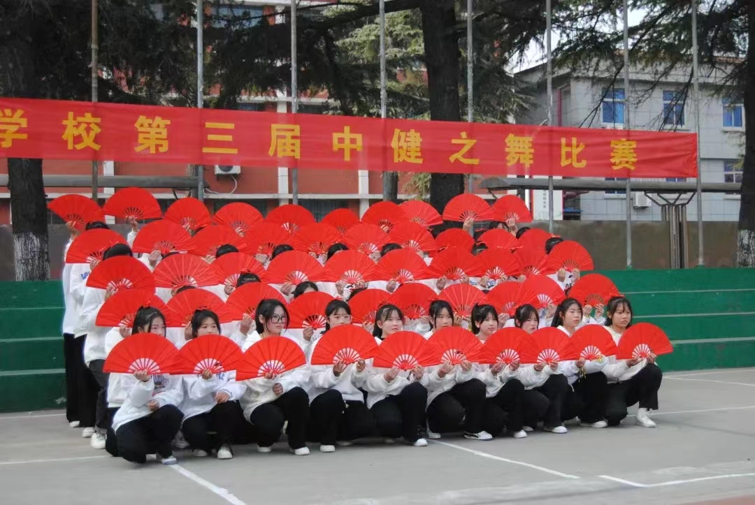 丰富多彩的校园生活，积极开展校本课程